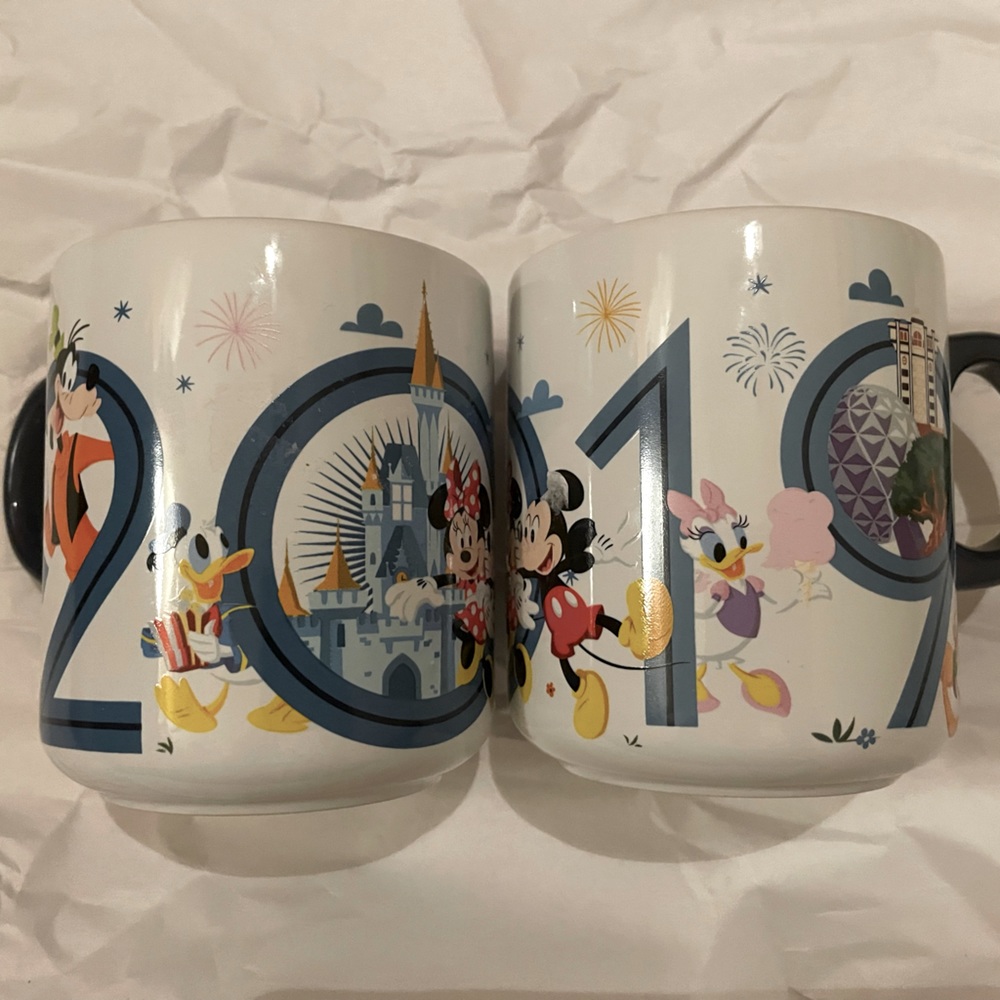 2019 Walt Disney World mugs w/ Mickey, Minnie, Donald, Daisy, Pluto, Chip & Dale